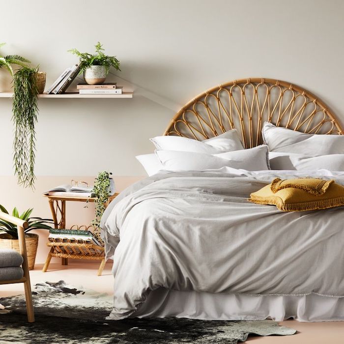 Rotin tête de lit semi ronde, couleur vert de gris, belle chambre à coucher confortable, étagère de rangement avec plantes vertes