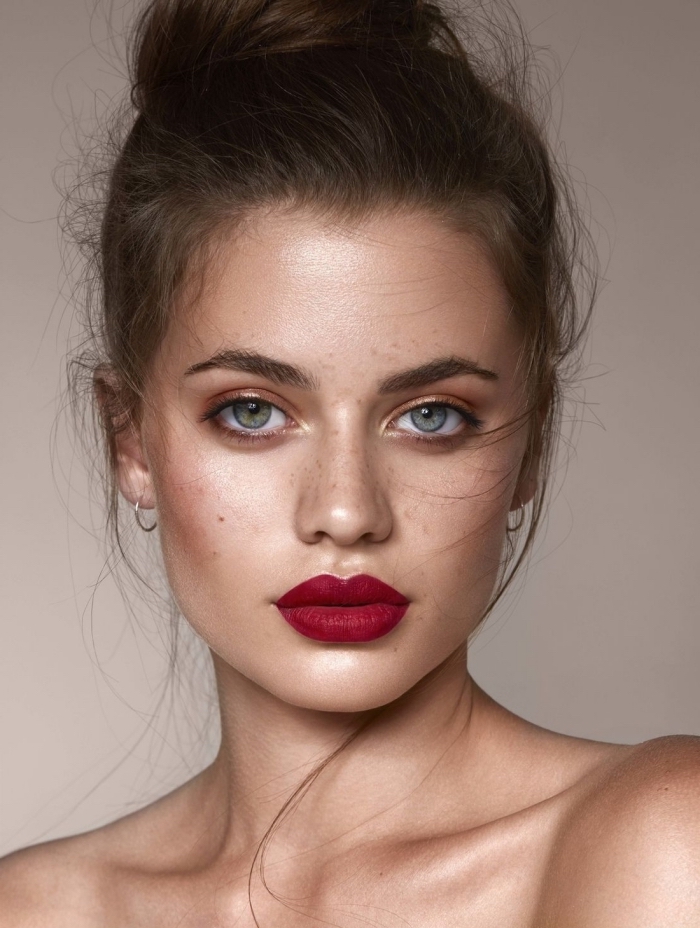idée maquillage naturel pour les fêtes de fin d'année avec rouge à lèvre mat, idée look classique noel aux fards dorés