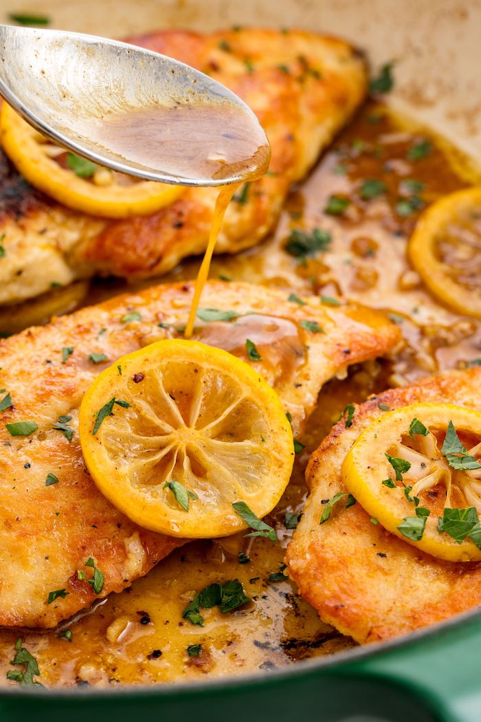 idee repas rapide pour votre menu de la semaine équilibré, recette poulet au jus de citron avec du persil et glacage au miel