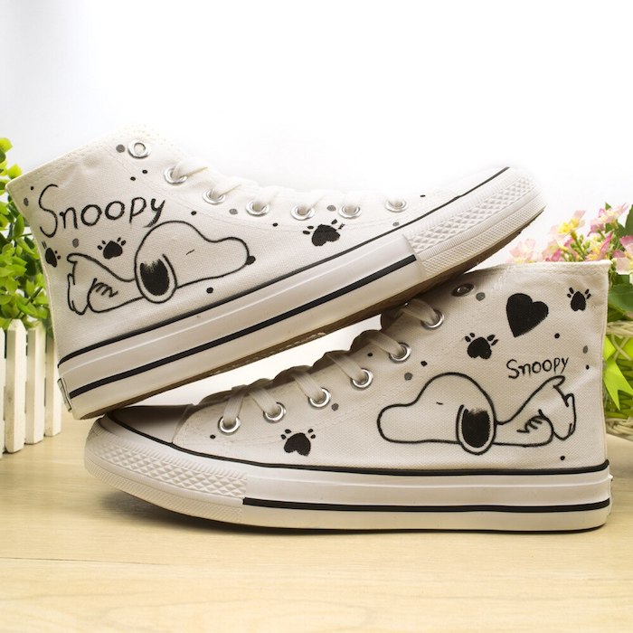 Custom converse snoopy dessin stylo noir sur basket blanche, Snoopy et les Peanuts basket personnalisable, peinture chaussure originale