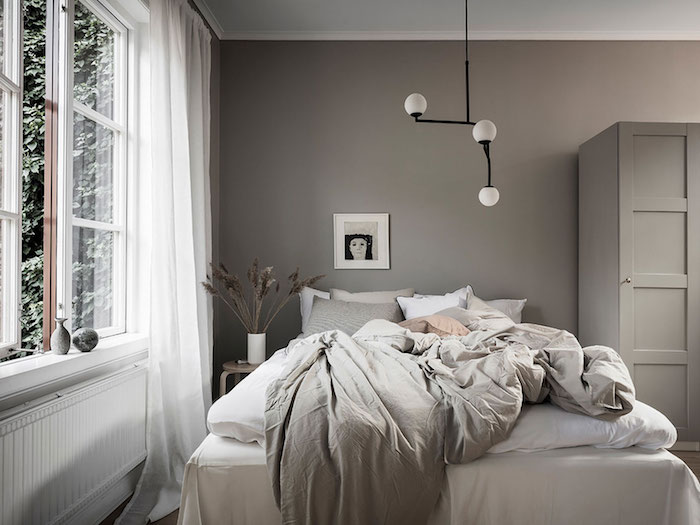 Fenetre avec vue de jardin, chambre gris et blanc, idée comment décorer sa chambre