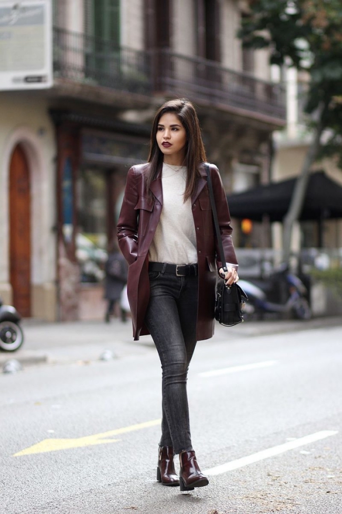 tenue chic femme en couleurs foncées, look casual chic en jeans noirs avec blouse blanche et manteau cuir rouge marron