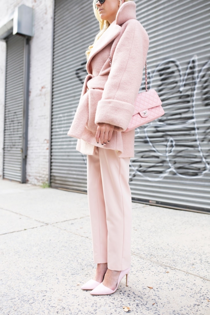 look total rose pastel pour femme hiver 2019, idée tenue classe femme en vêtements de nuances rose et chaussures à talons, 