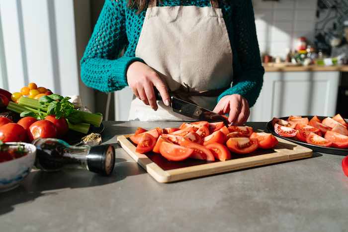 couper les tomates en tranches, idee comment faire velouté de tomate, soupe a la tomate simple, recette légère d été