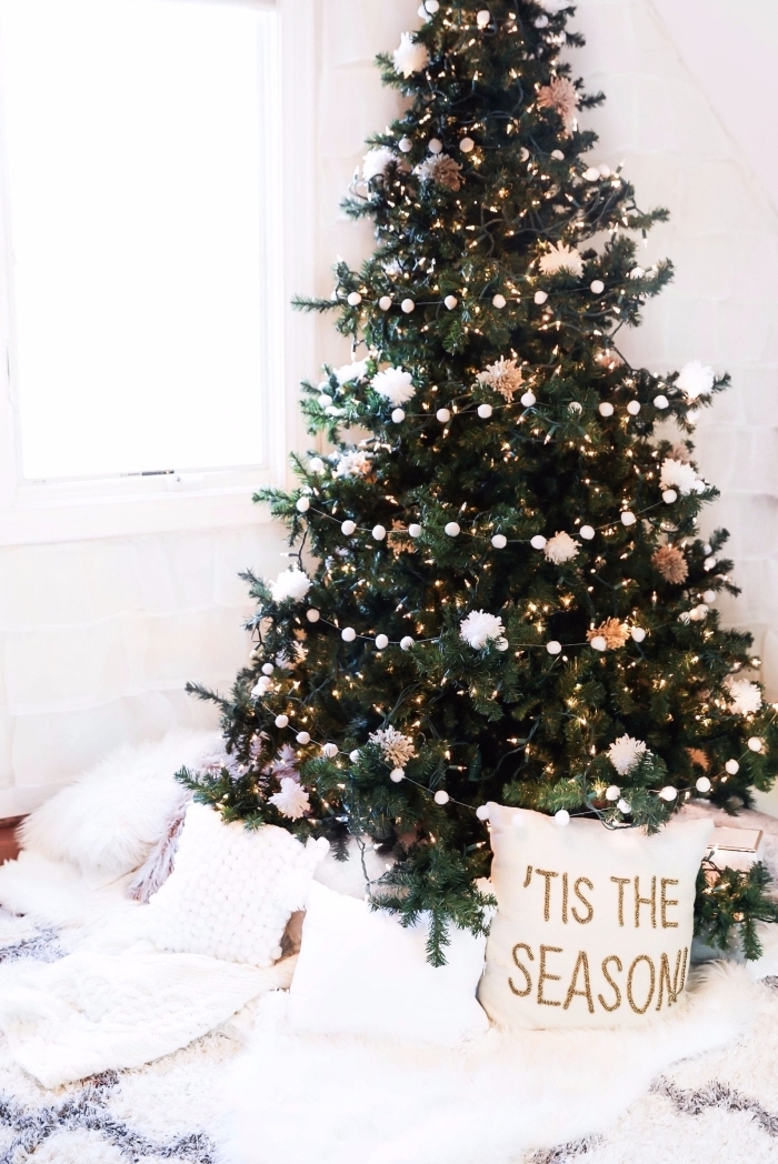 idée decoration de noel interieur cocooning dans une chambre fille avec sol couvert de plaids et coussins moelleux et un arbre de Noël minimaliste