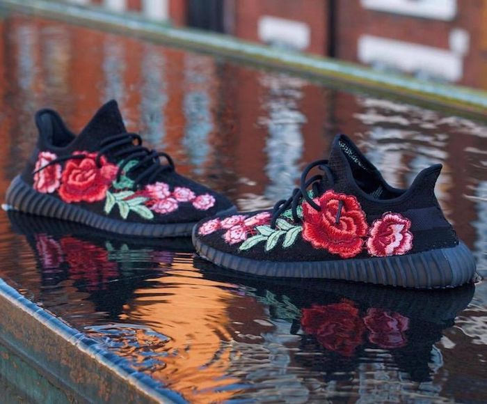 adidas personnalisé à l'aide de broderie fleurie, basket personnalisable originale idée modèle noir avec fleurs roses 