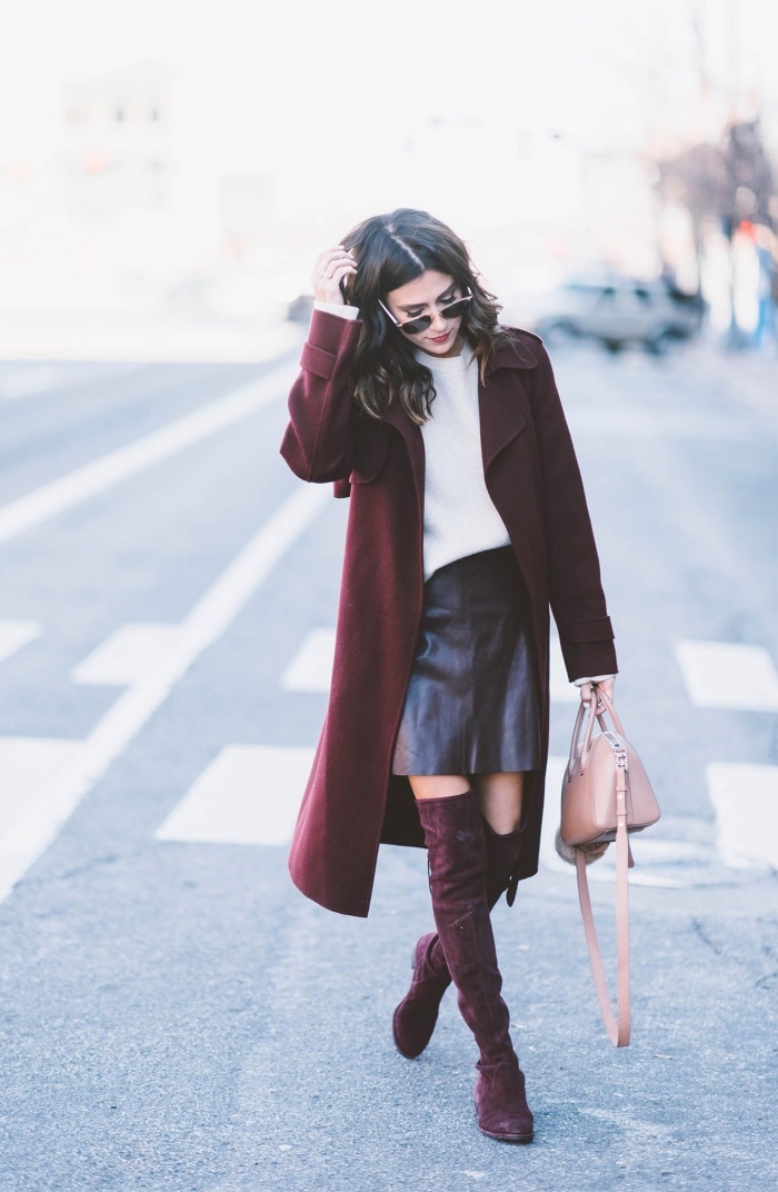exemple comment porter le burgundy en hiver 2019, look femme chic en jupe simili cuir courte et pull oversize blanc