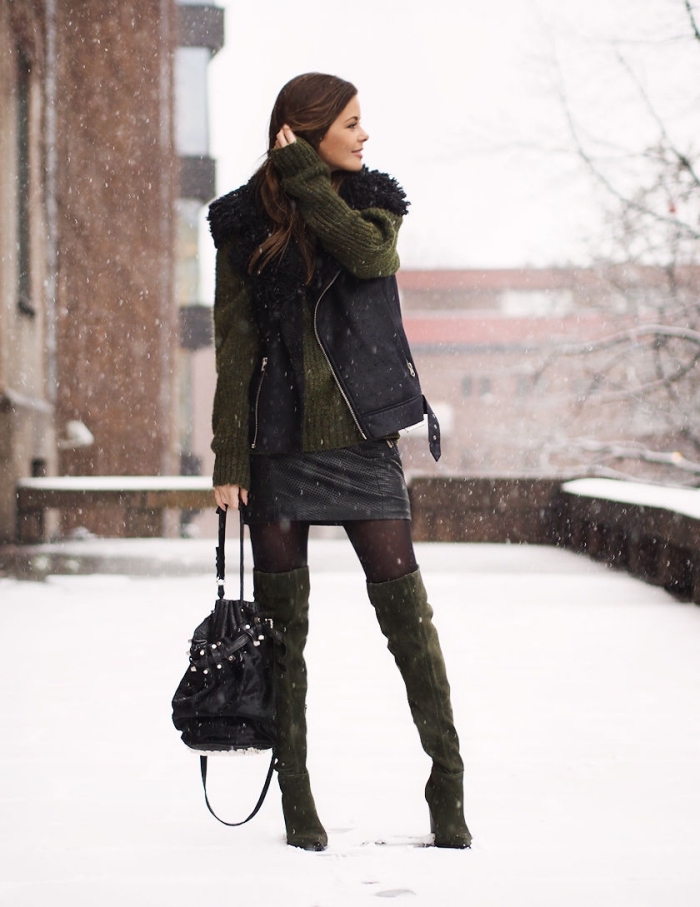 tenue chic femme en jupe courte simili cuir noir avec pull oversize vert forestier et accessoires sac à main cuir noir