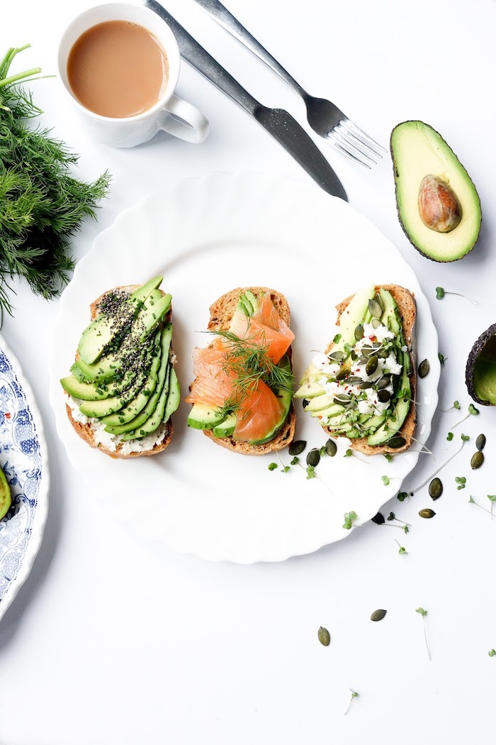 Toast de noël garni d'avocat et saumon, idée toast apéro, garnir le pain avec produit saisonniers