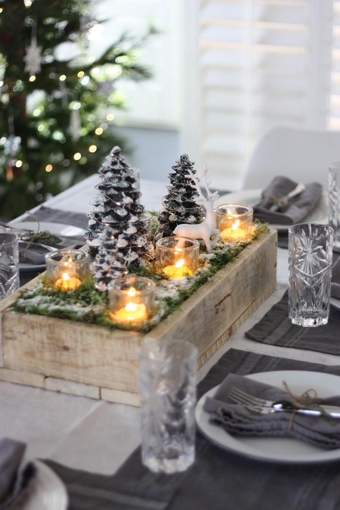 modèle de centre de table noel diy en bois avec gris de verdures artificielles et mini arbre de Noël décoratifs enneigés