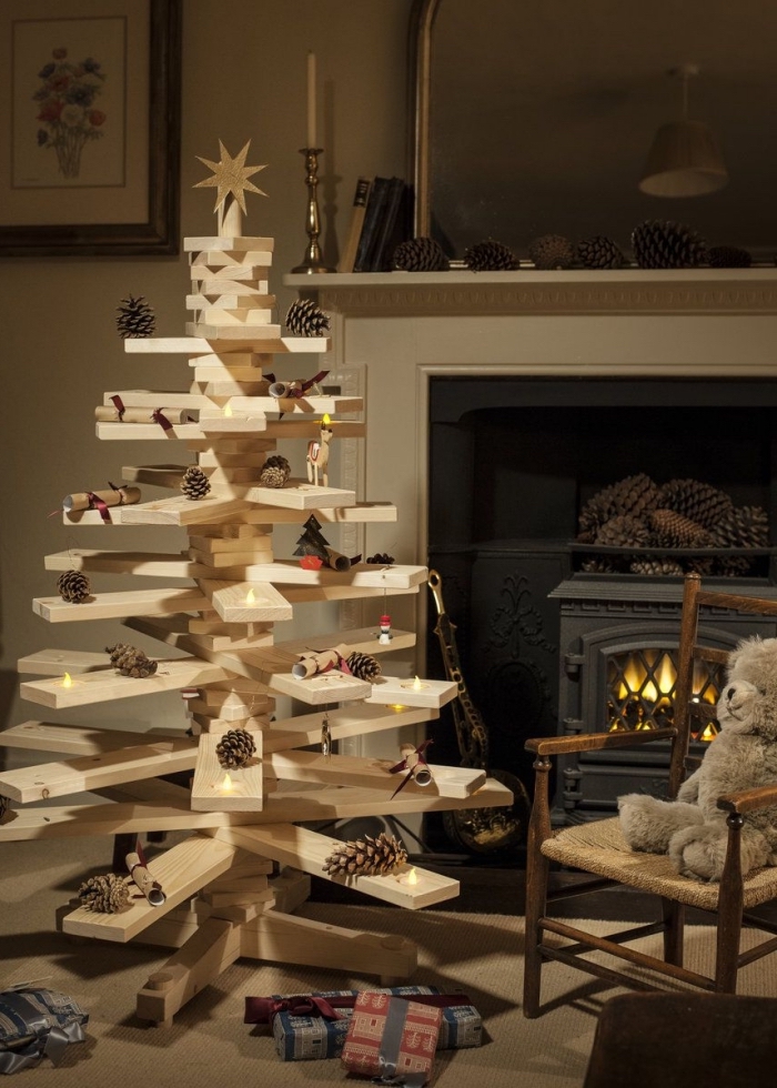 modèle de sapin de noel original fabriqué avec planches de bois percés, idée décoration cocooning de Noël dans un salon traditionnel