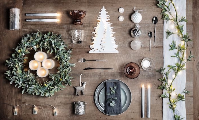 decoration scandinave style rustique campagne chic, table bois brut, couronne de noel, bougies et petites decorations de noel