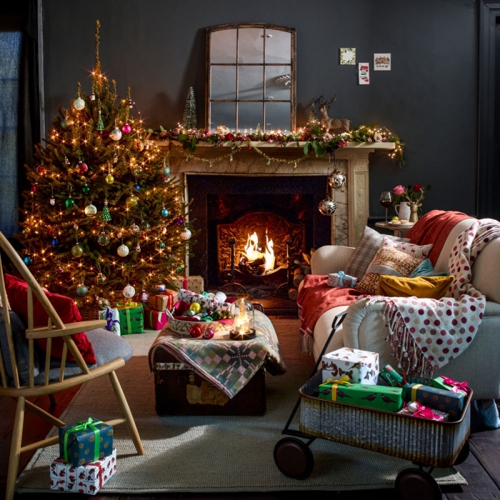 comment décorer une pièce foncée pour Noël, quel type de décoration Noël pour un intérieur sombre, abre de Noël décoré en différentes couleurs