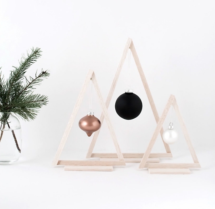 idee deco sapin de noel en forme de figurine décorative d'esprit minimaliste, DIY sapins à design triangulaires en bâtonnets bois