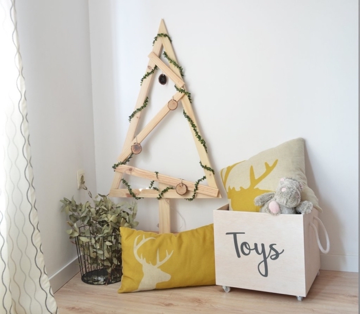 idée activité manuelle noel facile et à petit budget, diy arbre de Noël de style scandinave fait main avec planches bois