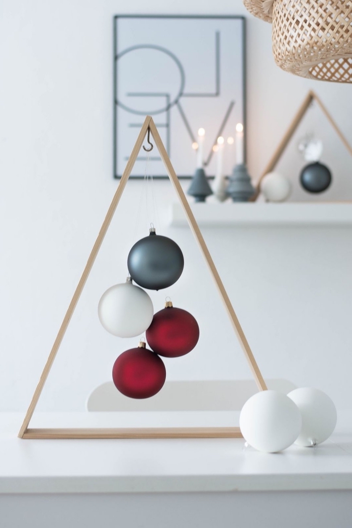modèle de sapin de noel bois avec crochet et ornements de Noël, fabriquer un objet de déco de noël de style minimaliste