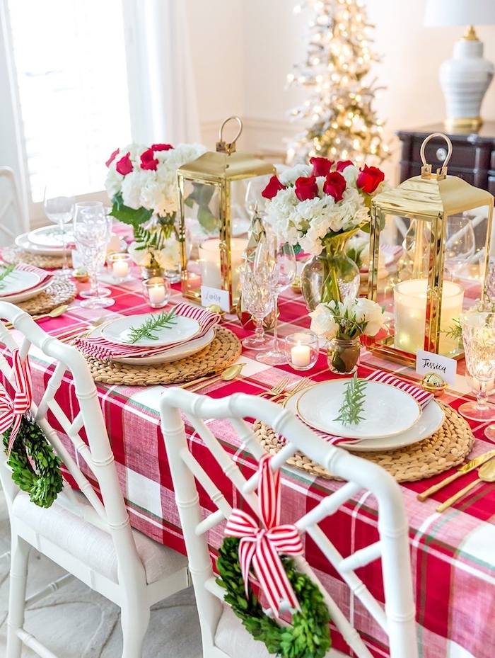 bouquets de roses rouges et blanches comme centre de table d une table rouge et blanc, marque place romarin, lanternes dorées à bougies, idee deco noel originale