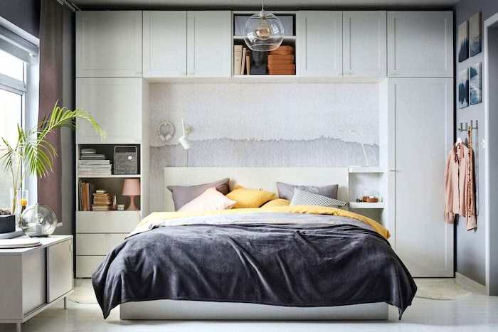Jaunes détailles pour la chambre gris et blanc, idée lit et étagères autour, chambre noir et blanc, aménagement chambre à coucher