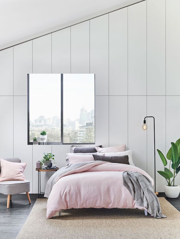 Chambre couleur gris et rose, murs blanches, plantes vertes couverture rose et coussins gris, couleur qui va avec le gris, déco chambre grise