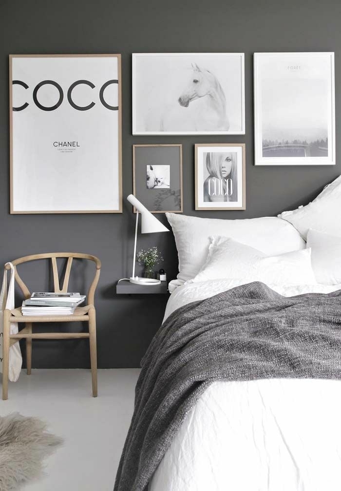 Coco Clanel poster sur le mur chambre grise, idée déco chambre adulte en gris et blanc, simple décoration stylée