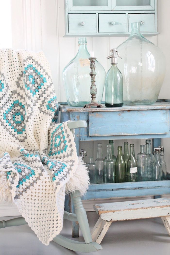 Bleu claire grand vase décoration d'intérieur, cool idée déco à faire soi meme, déco maison rustique, chaise balançoire et couverture crochet