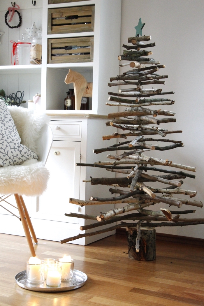 modèle de sapin bois flotté fait main, idée comment décorer une chambre pour Noël avec un arbre Noël en branches de bois