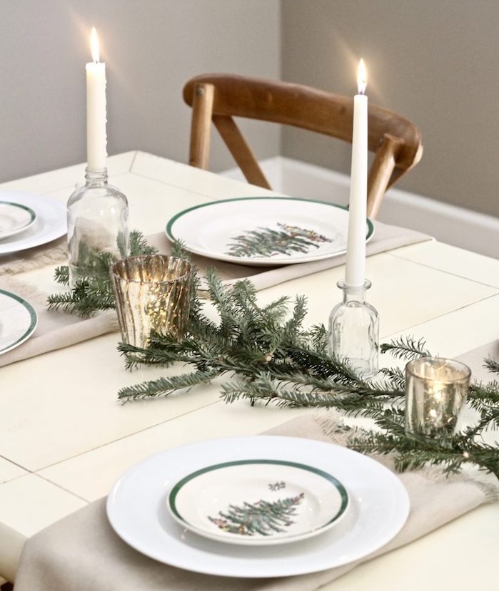 assiette motif sapin, centre de chandelle en fiole de verre et branches de pin pour decorer une table scandinave, deco noel diy