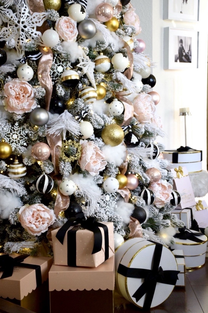 exemple comment décorer un gros arbre de Noël artificiel avec boules métalliques et flocons de neige DIY en papier