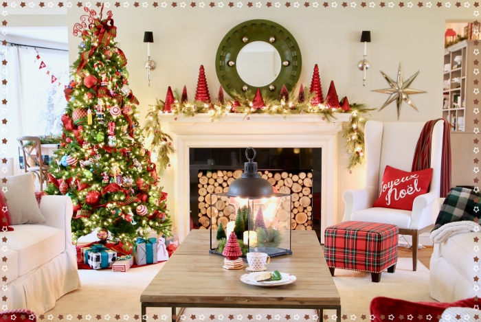 idée comment décorer un salon pour la fête de Noël avec ornements et sapin en couleurs vert rouge et or de style traditionnel, deco sapin noel