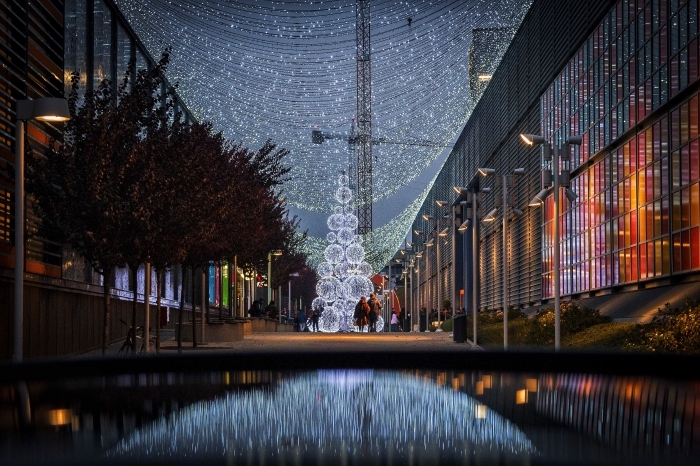 idée wallpaper pour ordinateur sur thème noel, exemple photo de nuit Noël avec décoration lumineuse guirlande et sapin