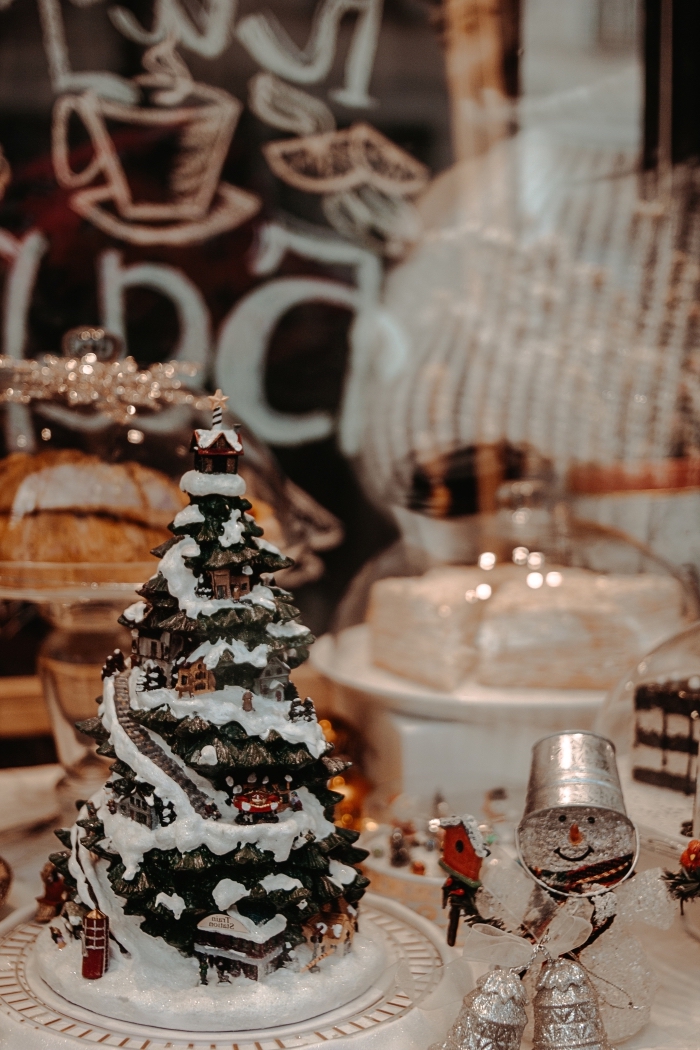 photo joyeux noel avec repas et gâteau pour la fête, décoration de noêl à réaliser soi-même avec figurine bon homme de neige en verre