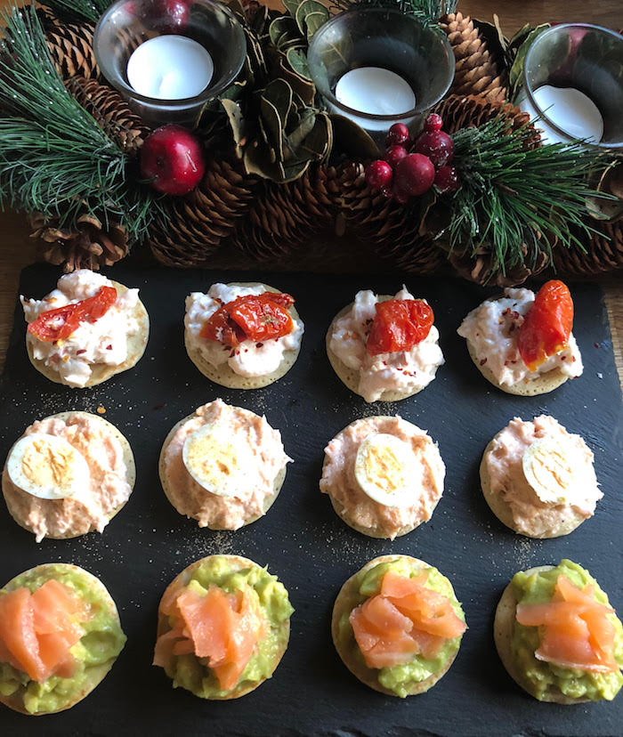 Pins et branches d'arbre de noel, déco festive bougies aromatiques, toast apero, aperitif noel, canapé facile à préparer soi-même