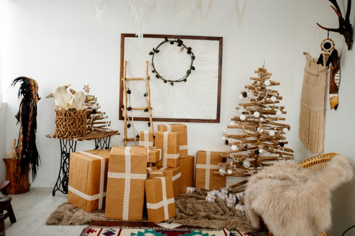 fabriquer un sapin en bois flotté de style minimaliste, comment décorer un arbre de Noël diy avec une guirlande en ampoules
