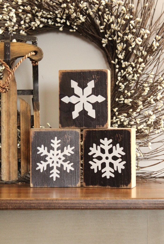 idée decoration noel a faire soi meme, mini cubes en bois personnalisées pour Noël avec sceau en forme de flocons de neige