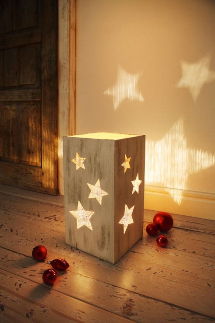 fabrication deco de noel facile, modèle de lanterne pour bougie led fait maison avec planches de bois et trous en formes d'étoiles