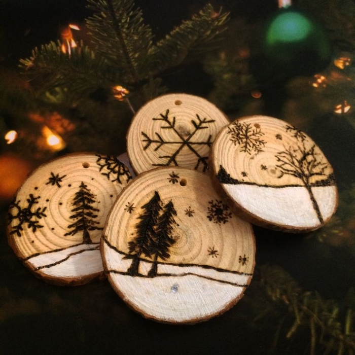 idée deco noel a fabriquer en bois, modèles d'ornements pour sapin en rondelles de bois à motifs sapin de Noël et flocons de neige
