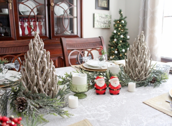 decoration de table de noel a faire soi meme, diy arbre de noël en bois flotté repeint en argent, comment dresser une table Noël 