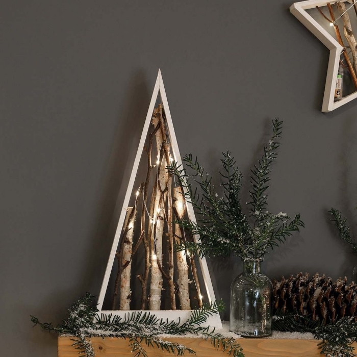 modèle de sapin de noel bois fait maison, faire un sapin décoratif de style minimaliste en planches de bois et branches de bois flotté