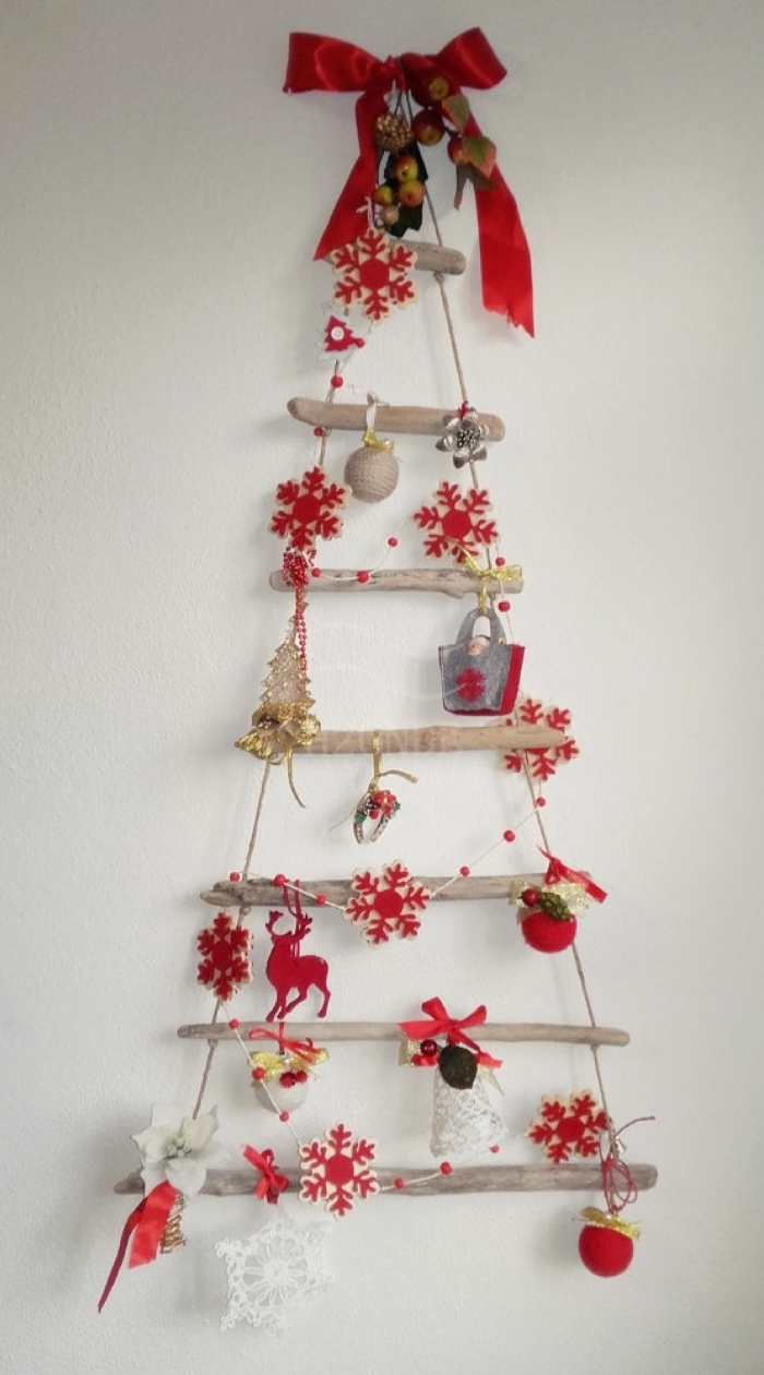 fabriquer une suspension murale pour Noël avec branches bois et corde, diy petit sapin de noel suspendu en bois et rouge