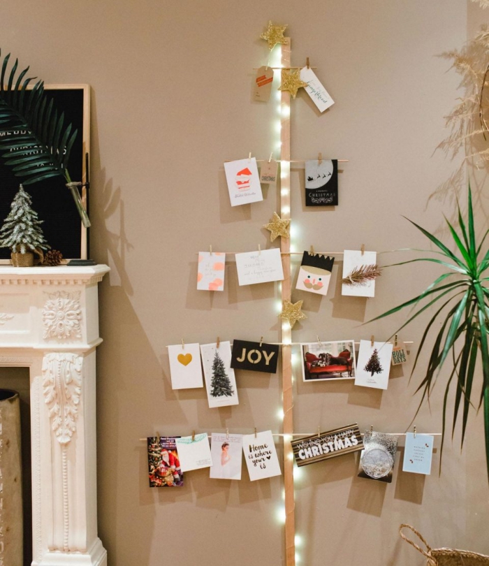 décoration sapin de noel tendance DIY, modèle d'arbre de Noël fait main avec bâtonnets de bois et décoré de cartes postales