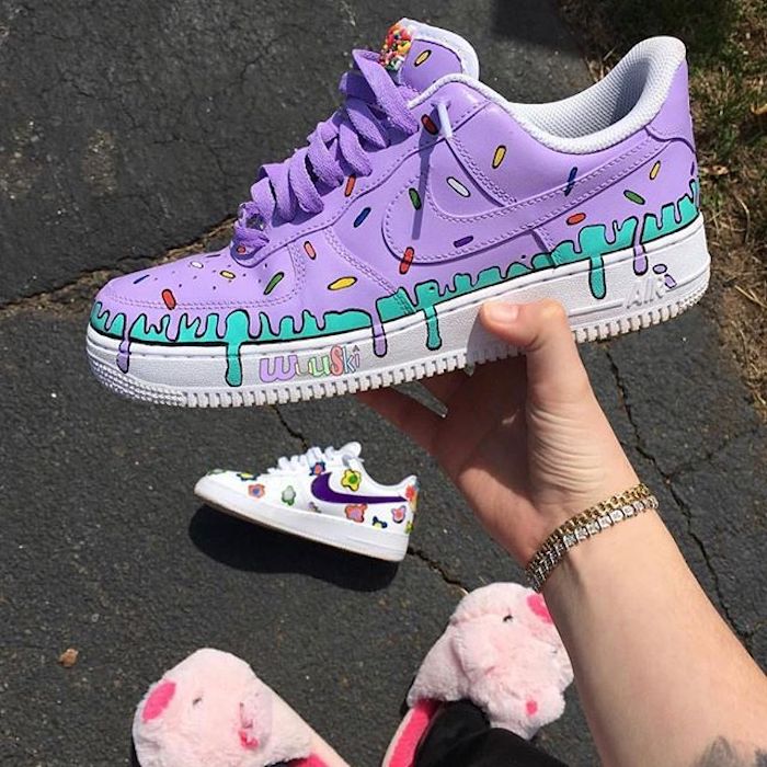 Nike violet peinture pour ressembler à un doughnut avec sprinkle, personnaliser chaussure nike, peinture pour chaussure pour la customiser