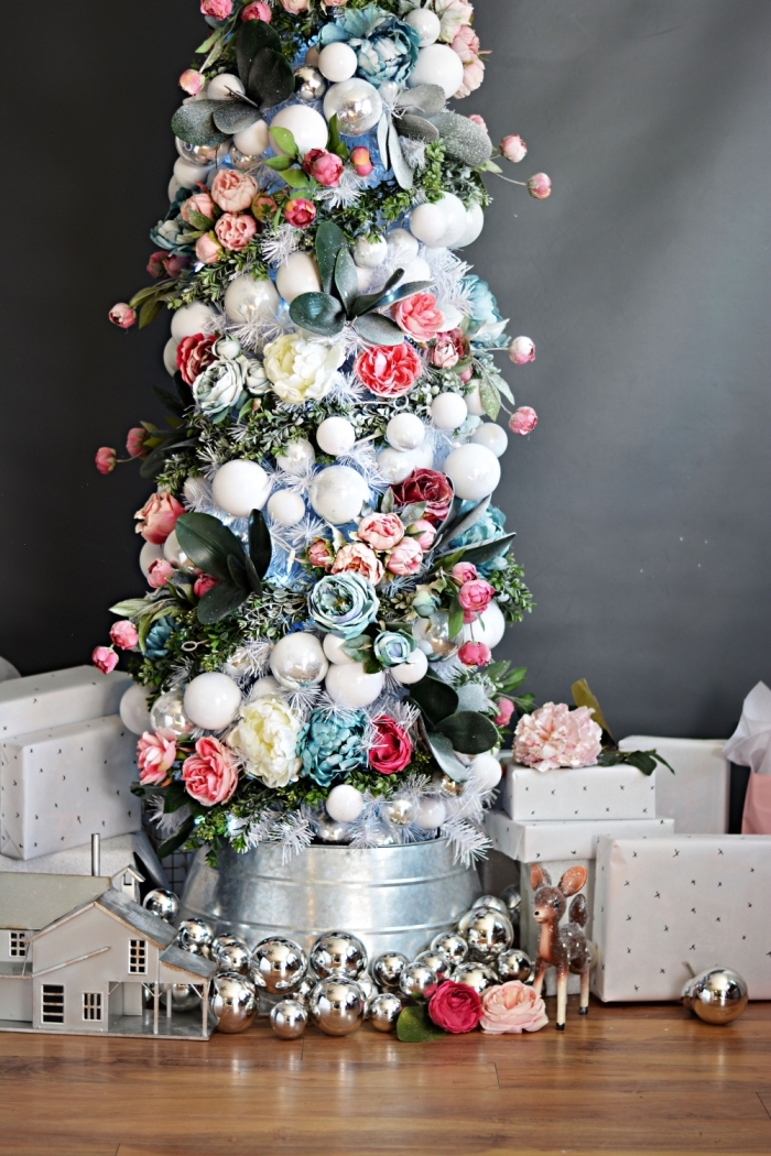 modèle de sapin décoré avec guirlande florale, tendance décoration de Noël originale pour hiver 2019 avec accents floraux