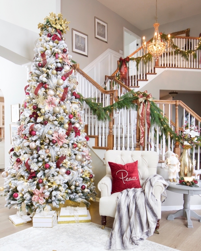 exemple comment décorer un faux arbre de Noël aux branches blanches avec ornements en rouge et en couleurs métalliques 