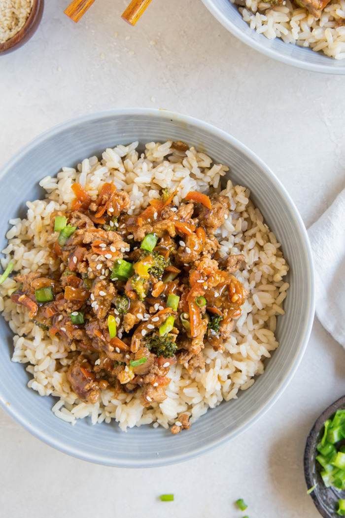 repas du soir rapide style asiatique, dinde hachée à la sauce teriyaki et légumes servie sur du riz dans une bol