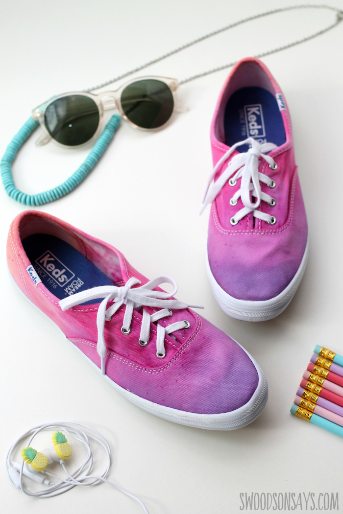 Basket blanche et spray peint rose et violet ombré peinture, personnaliser ses chaussures, idée originale pour customiser ses chaussures