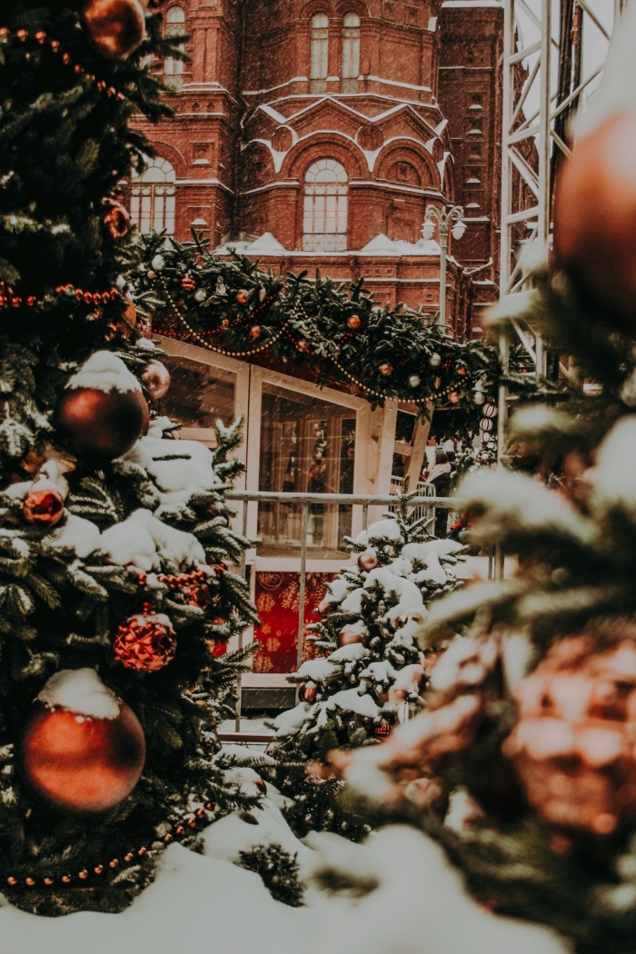 quel wallpaper pour fond d'écran Noël, image joyeux noel 2019 avec bâtiment à façade briques et gros sapins décorés