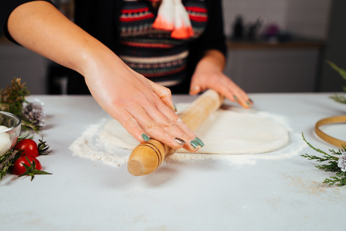 etaler la pate a pizza à l aide d un rouleau à patisserie sur une surface plate et farinée, faire un aperitif noel simple