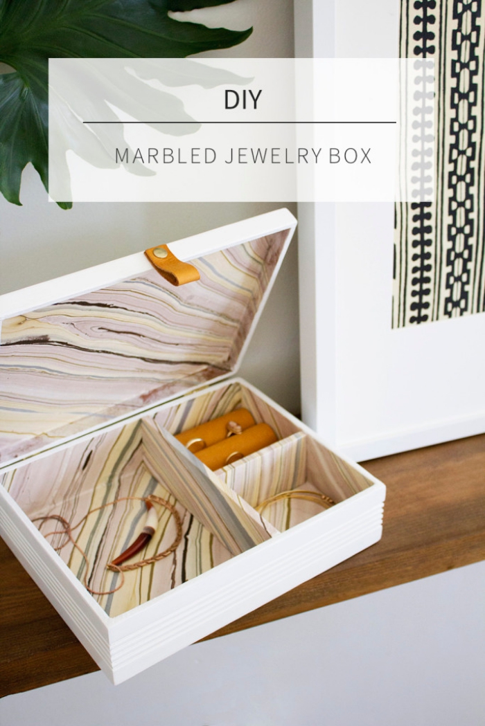 DIY boite a bijoux en bois personnalisée, exemple comment faire un organisateur pour bijoux stylé à design marbre