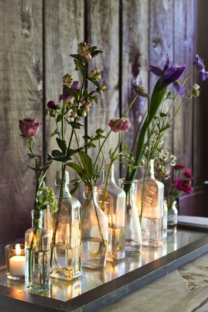 Vases de bouteilles dame jeanne verre, maison bien aménagée, déco vases avec fleurs colorés