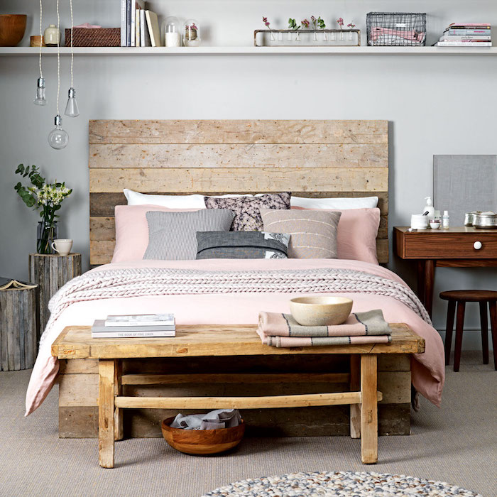 Bois tete de lit, banc de lit, couverture rose et gris coussins, déco chambre gris et rose, quelle couleur avec le gris